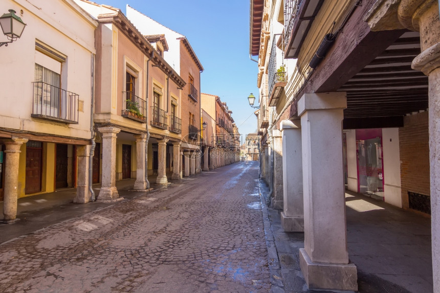 西班牙阿尔卡拉德赫纳雷斯老城街道上的拱廊图片