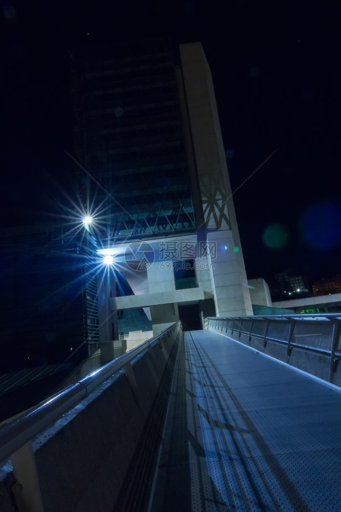 莫诺的桥行人道西班牙巴利亚多德的现代夜间结构图片