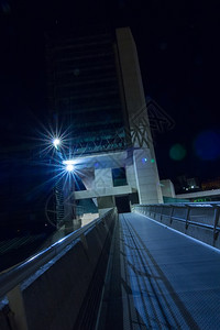 莫诺的桥行人道西班牙巴利亚多德的现代夜间结构背景图片