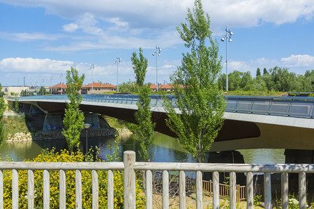 西班牙瓦拉多利德的皮苏尔加河上的圣特蕾莎现代桥图片