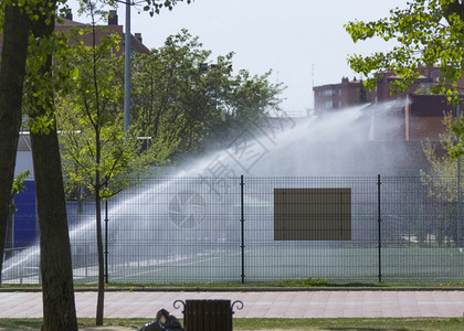 运动场喷洒水灌溉图片