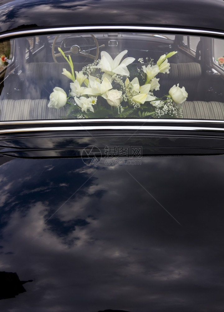 装饰旧黑色豪华轿车的花图片
