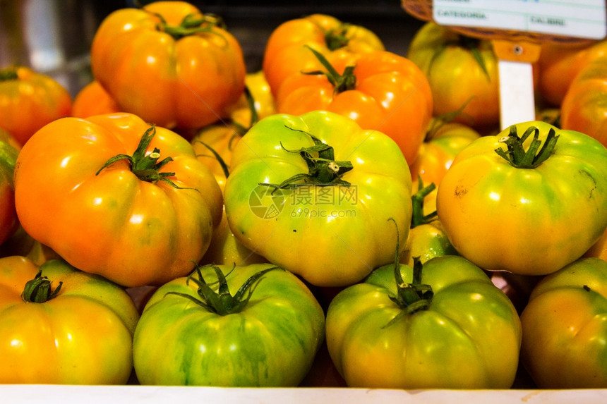 新鲜红绿番茄图片