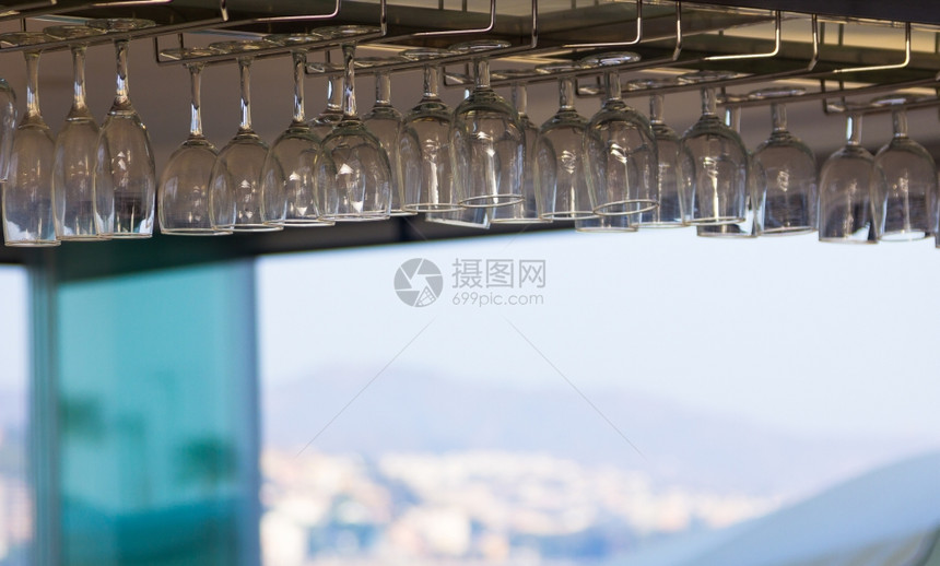 装饰咖啡厅屋顶的水晶玻璃杯图片