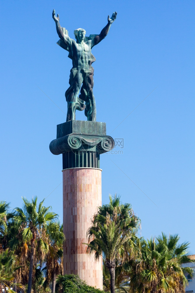 男子的青铜雕像进入风中图片