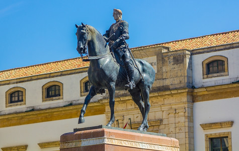 青铜马骑人和头石中奇特的马雕像图片