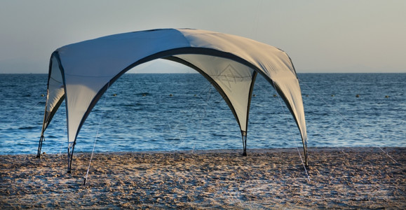 沙滩上的现代阳伞图片