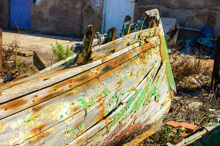 旧的废弃和破碎渔船捕鱼图片