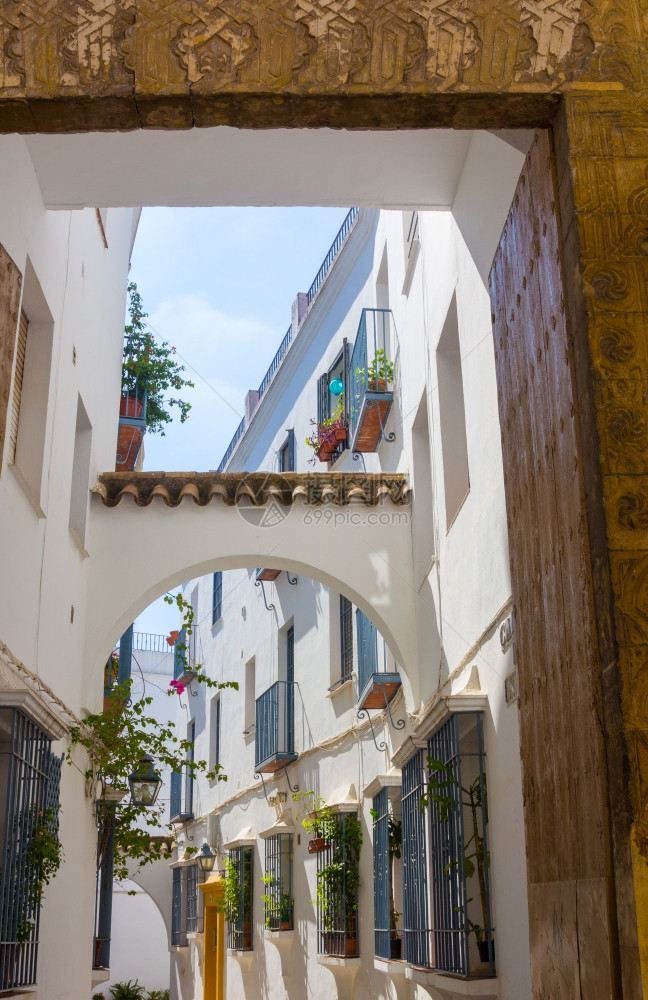 西班牙科尔多瓦市典型的街道上布满了弓和窗户图片