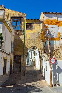 西班牙科尔多瓦市典型的街道上布满了弓和窗户背景图片
