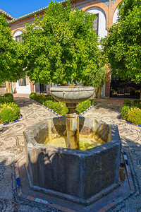 西班牙科尔多瓦市小型装饰喷泉背景图片