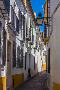 西班牙科尔多瓦市街道上典型的洗白房屋背景图片