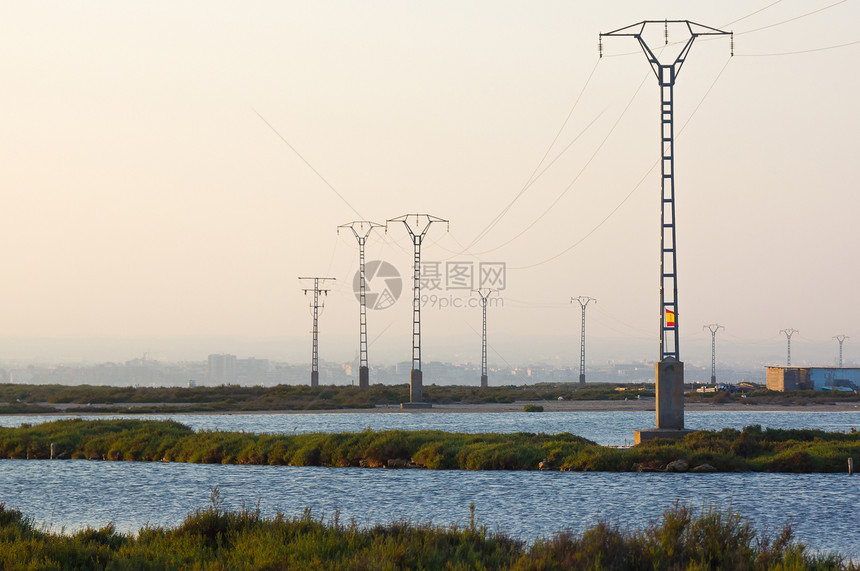 沼泽地区上空的电塔图片