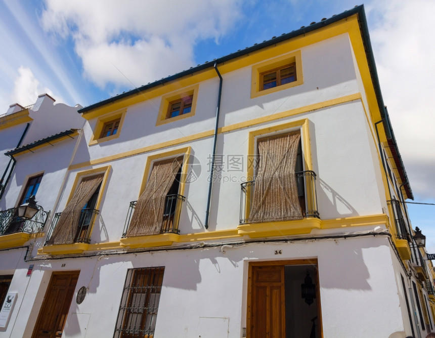 西班牙科尔多瓦市街道上典型的洗白房屋图片