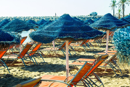 沙滩上的蓝色和太阳遮员伞橙子图片
