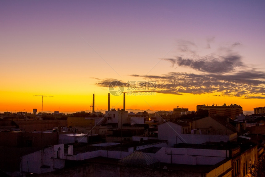 壁炉与美丽的黎明在赫雷斯德拉弗朗特拉加的斯市西班牙图片