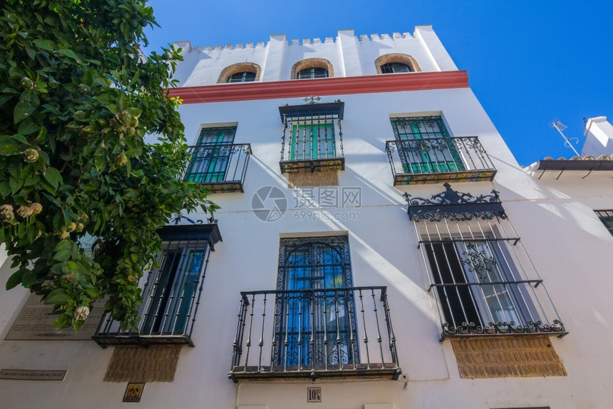 充满西班牙塞维利亚安达卢西市典型色彩的美丽街道图片