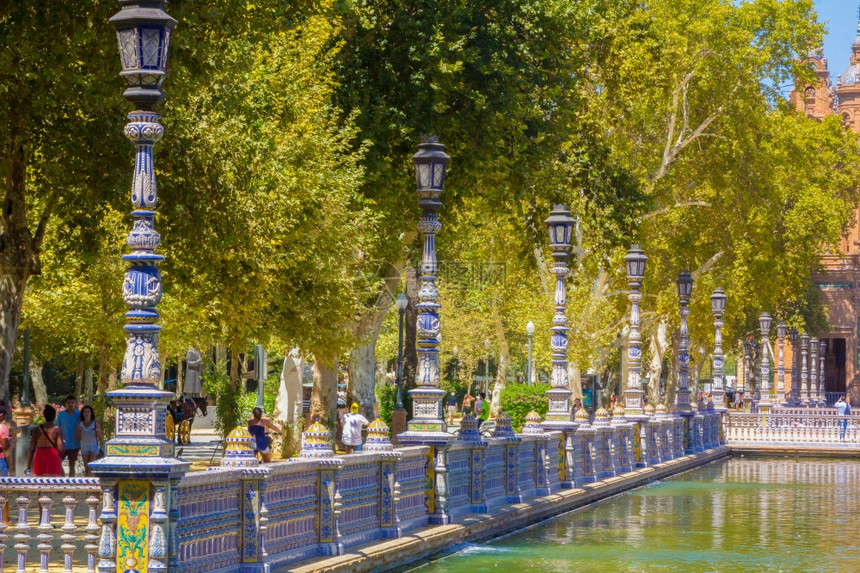 来自西班牙塞维利亚著名的西班牙广场铁路装饰陶瓷池塘的详情图片