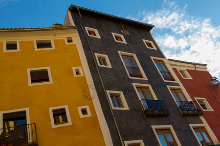 西班牙昆卡市典型的多彩房屋图片