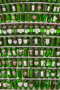 绿色玻璃瓶的背景图片
