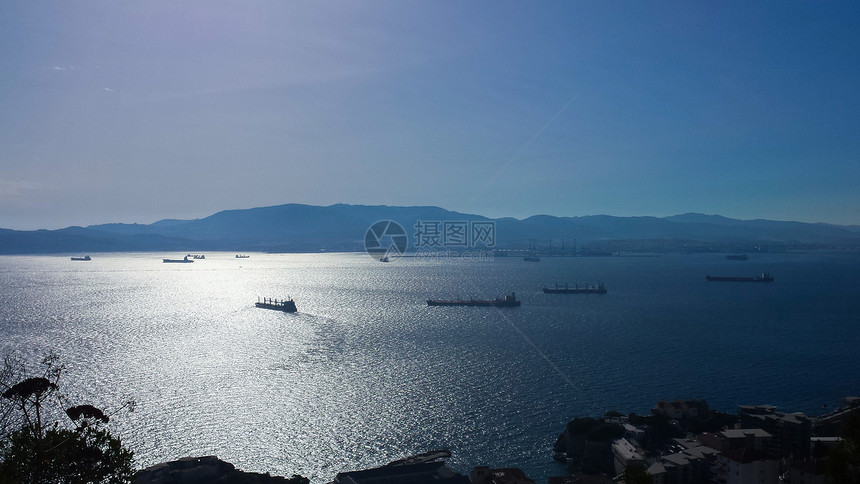 欧洲与亚间直布罗陀海峡的货船图片