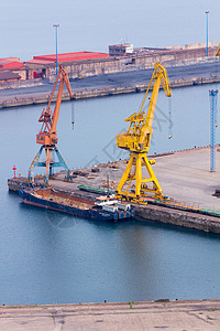 港口装货的大型起重机图片