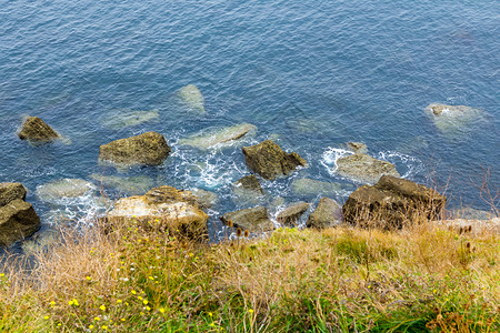 水晶蓝色域与海藻状岩石图片