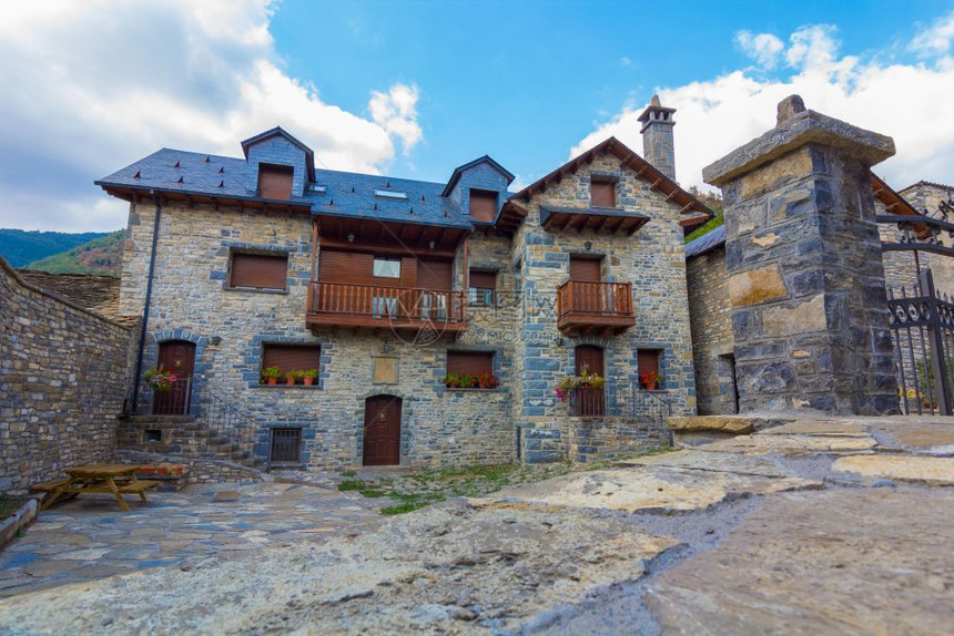 位于西班牙海士卡平原高山村庄的房屋图片