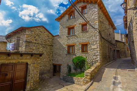 西班牙韦斯卡皮雷内人拥有美丽的石屋阿伊萨中世纪村庄高清图片