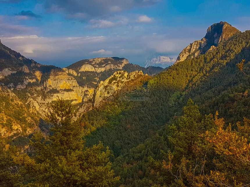 西班牙皮雷内斯村阿因萨附近美丽的山地景观图片