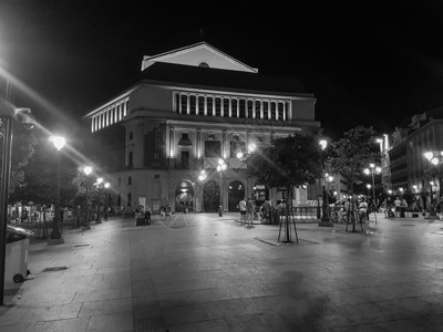 2016年8月日马德里016年8月日人们在马德里热暑夜歌剧院广场漫步图片