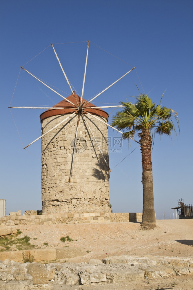 罗得斯古老的风车以蓝天背景为主图片