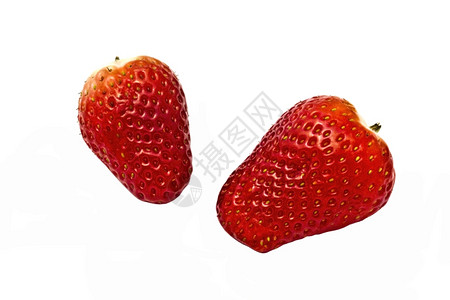 白色背景上的新鲜草莓关闭图片