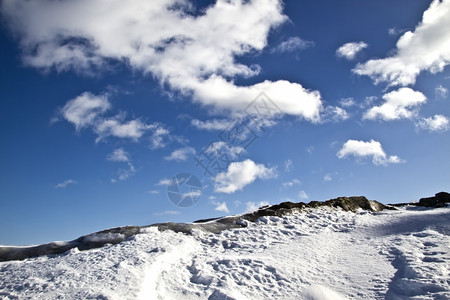 雪山和蓝天空的冬季风景图片
