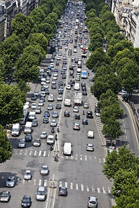 ChampsElysees大道和汽车的空中景象图片