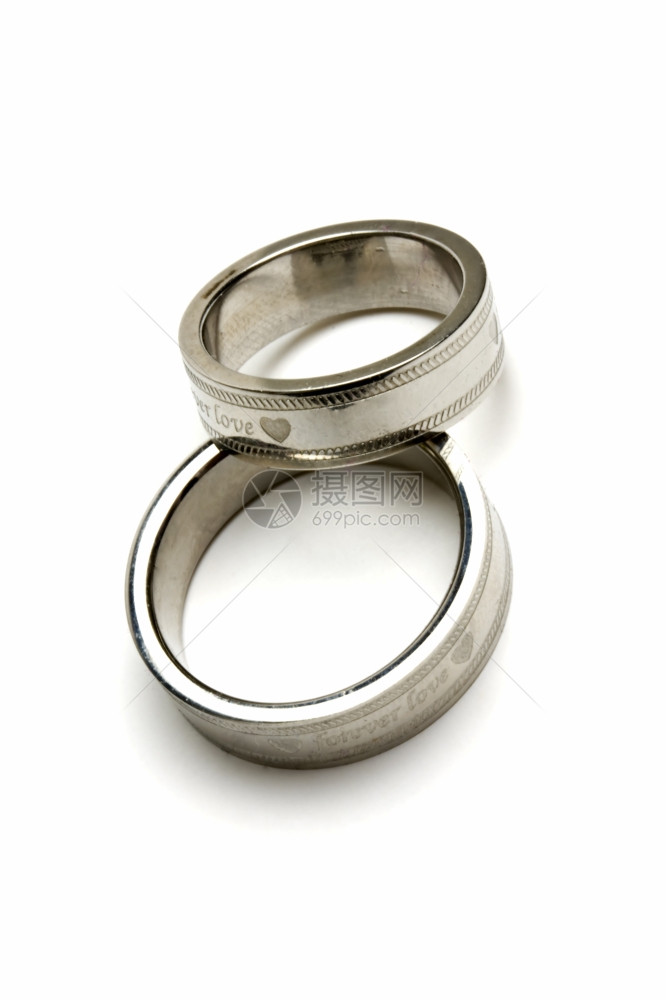 一对结婚戒指被白隔绝图片