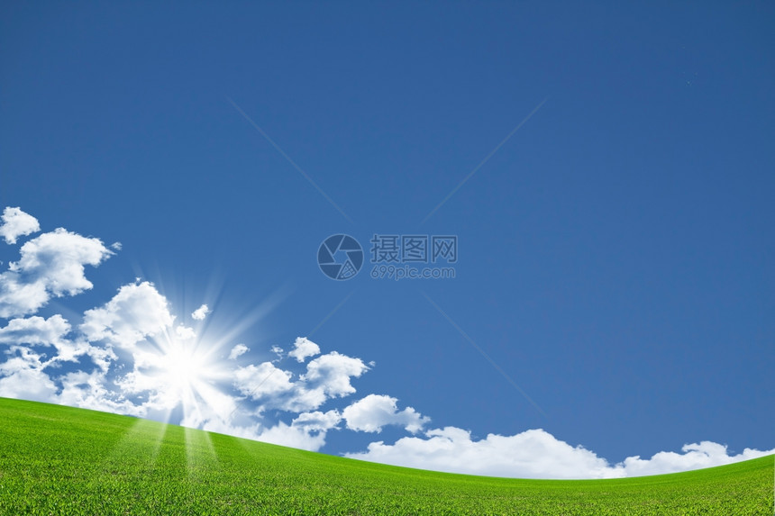 绿地和蓝天空的美丽景观图片