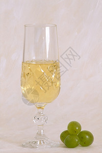 一杯白葡萄和涂在彩纹和漆背景上背景图片