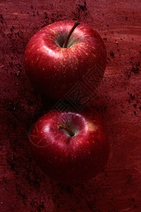 红背景两个苹果背景图片
