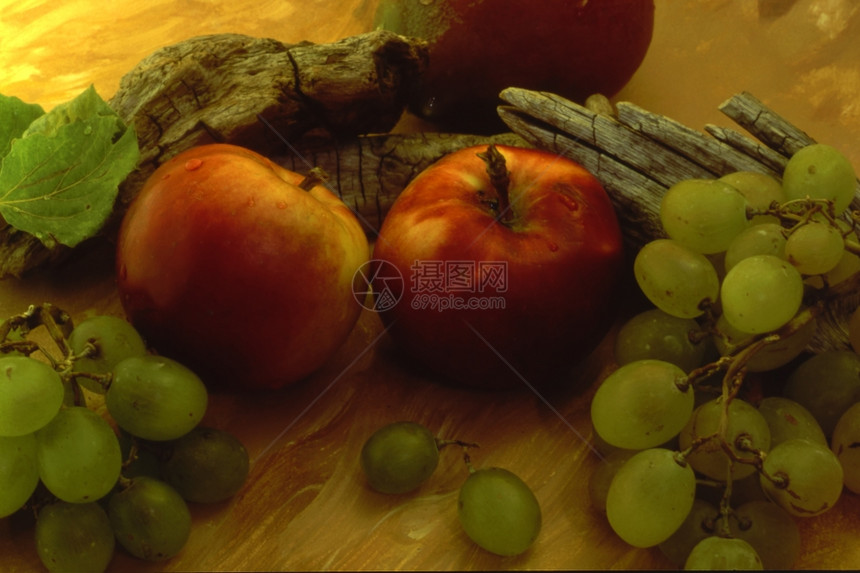 在涂漆背景上隔绝的苹果葡萄等多种水果图片