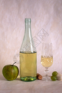 白葡萄酒有水果涂在漆背景上图片