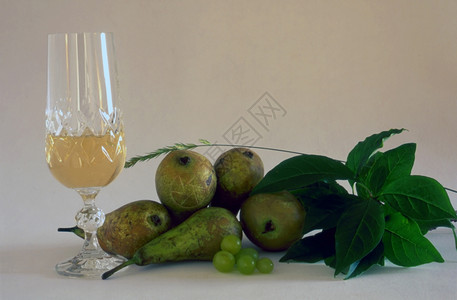 白葡萄酒和水果的一杯白葡萄酒图片