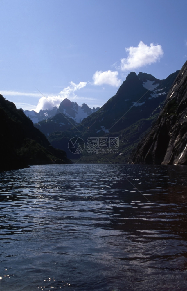 挪威美丽的山脉和海洋图片