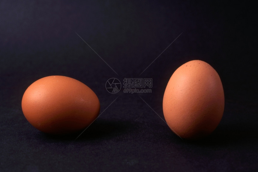 两个蛋在黑色背景下分离图片