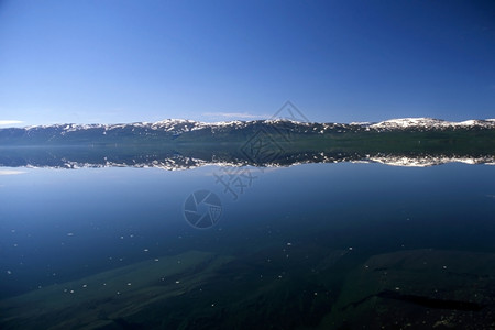 Mirrow湖和挪威雪山图片