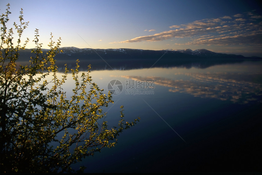 美丽的山湖有蓝色天空和清洁水图片