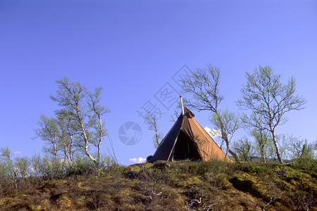 野山上露营的帐篷图片