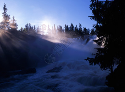 阳光下美丽的山瀑布图片