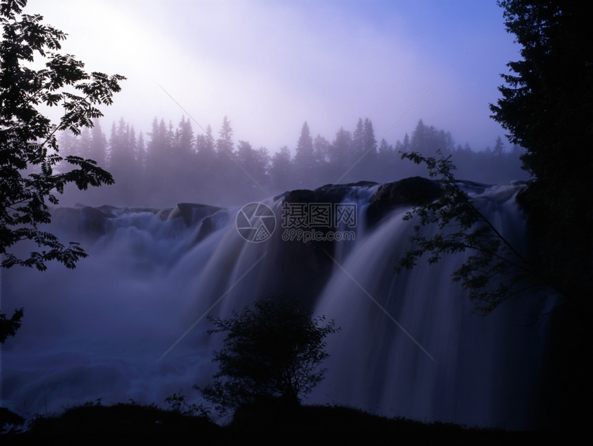 雾山美丽的瀑布图片