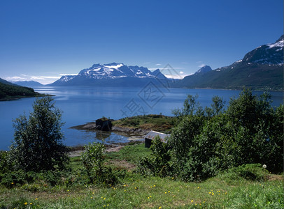 美丽的挪威海湾风景雪山图片